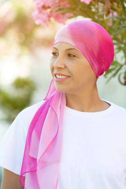 Mujer con bufanda rosa en la cabeza
 - Foto, Imagen