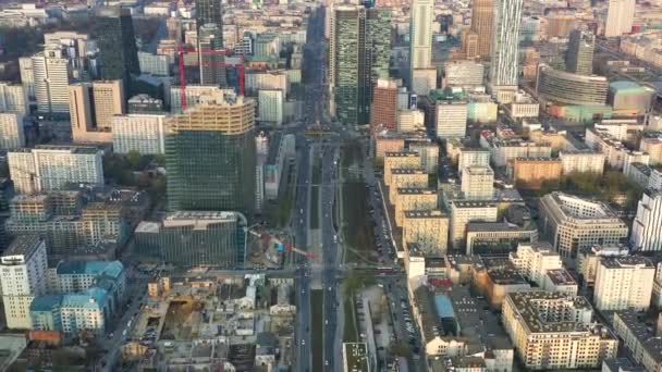 Blick aus der Höhe auf Warschauer Geschäftszentrum, Wolkenkratzer und Palast der Wissenschaft und Kultur im Hintergrund - Filmmaterial, Video