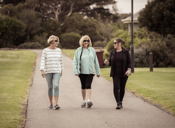 İnsanlar kadın dostluk ve aktif emeklilik sağlıklı yaşam tarzı kavramı birlikte günlük egzersiz rutin yapıyor spor yürüyüş onların 60s üç üst düzey olgun emekli kadınların Lovely grup. - Fotoğraf, Görsel