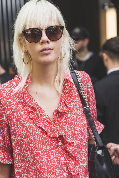 Модная женщина позирует во время Недели моды в Милане
 - Фото, изображение