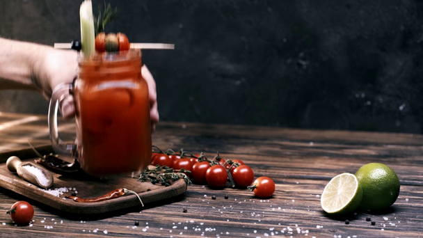 обрізаний вид жінки, що приймає келих з кривавим мареним коктейлем біля вишневих помідорів на чорному
  - Кадри, відео