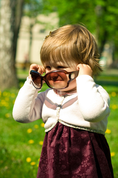 Little girl in sunglasses - Zdjęcie, obraz