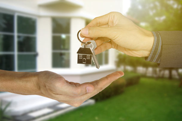 Remise des clés de la maison aux clients, concept de propriété, hypothèque et un
 - Photo, image