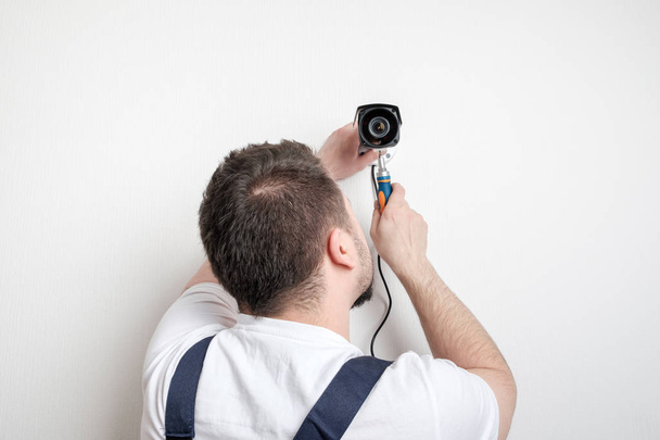 Professional CCTV technician working - Foto, Imagen