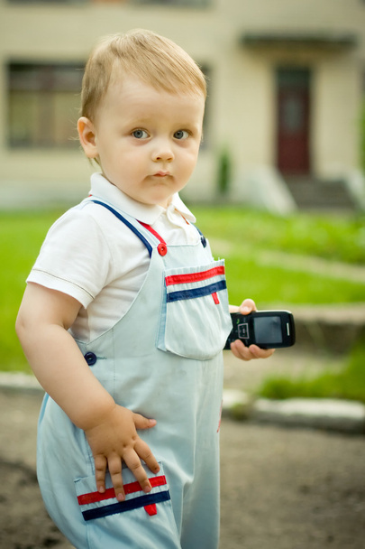 mały chłopiec z telefonem komórkowym - Zdjęcie, obraz