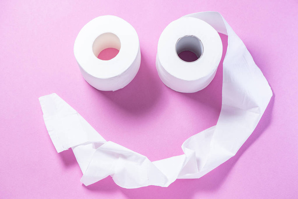 Ekologiczny biały papier toaletowy na różowym tle zbliżenie - Zdjęcie, obraz