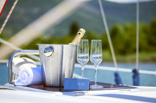 Romantica serata di lusso su yacht da crociera con ambientazione champagne, bicchieri vuoti e bottiglia con champagne
  - Foto, immagini