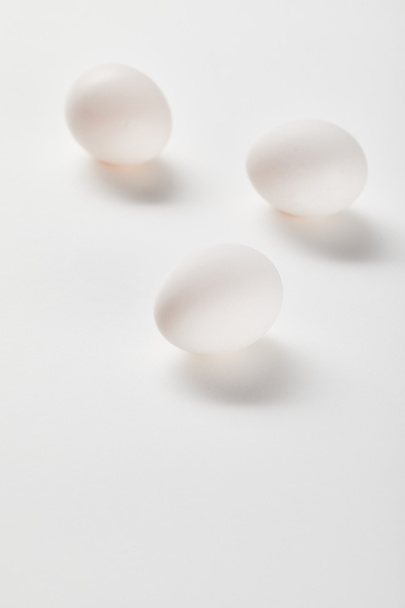 Hühnereier auf weißer Oberfläche mit Kopierraum - Foto, Bild