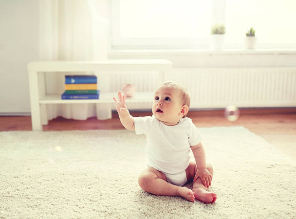 happy baby with soap bubbles at home - Fotoğraf, Görsel