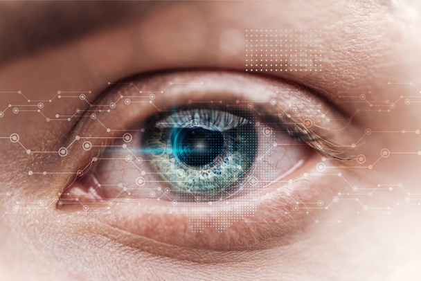 στενή όψη του ανθρώπινου πράσινου ματιού με απεικόνιση δεδομένων, ρομποτική έννοια - Φωτογραφία, εικόνα
