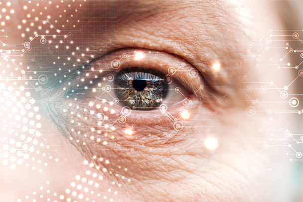 vista cercana del ojo humano con arrugas e ilustración de datos, concepto robótico
 - Foto, Imagen
