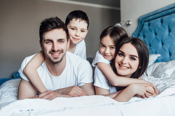 familia pasar tiempo juntos en la cama en casa
   - Foto, Imagen