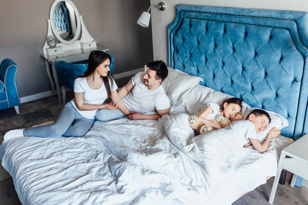 família passar tempo juntos na cama em casa
   - Foto, Imagem