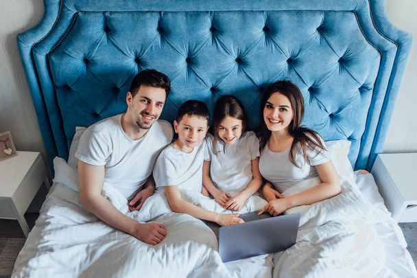 family spending time together in bed at home   - Foto, afbeelding