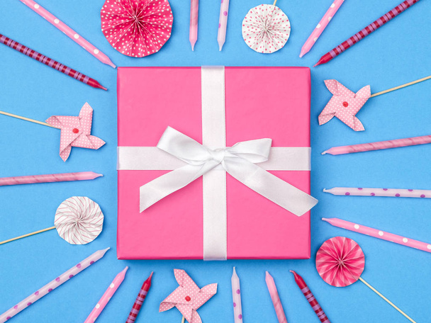Gift box with party items on colorful background - Fotoğraf, Görsel