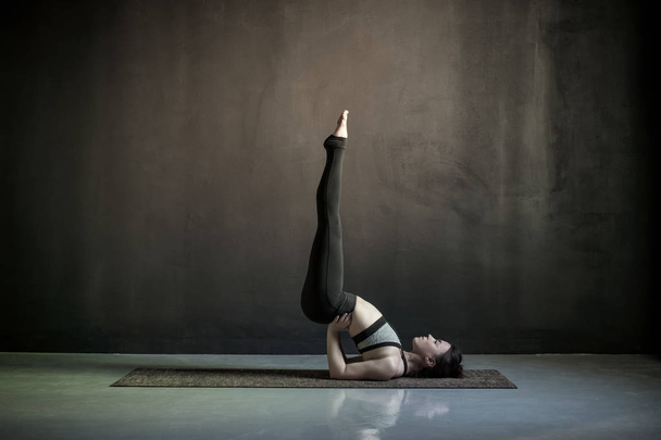mujer practicando yoga, de pie en Viparita Karani ejercicio
 - Foto, imagen