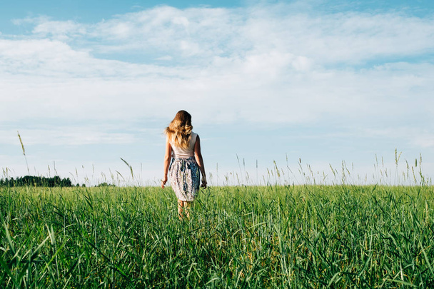 Young woman on a wheat field - Fotografie, Obrázek