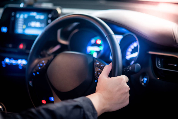 Πρόγραμμα οδήγησης χέρι που κρατά το τιμόνι στο αυτοκίνητο - Φωτογραφία, εικόνα