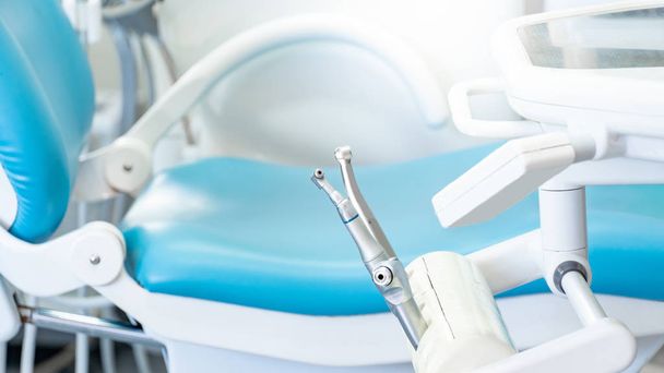 Instrumenty na Fotel dentystyczny w gabinecie stomatologicznym - Zdjęcie, obraz