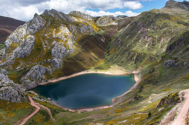 Cueva ledovcové jezero v národním parku Somiedo, ve Španělsku, Asturii - Fotografie, Obrázek