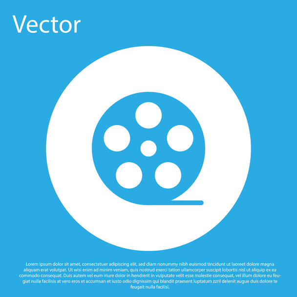 青いフィルムリールアイコンは、青い背景に分離されています。白い円のボタン。フラットなデザイン。ベクトルイラストレーション - ベクター画像