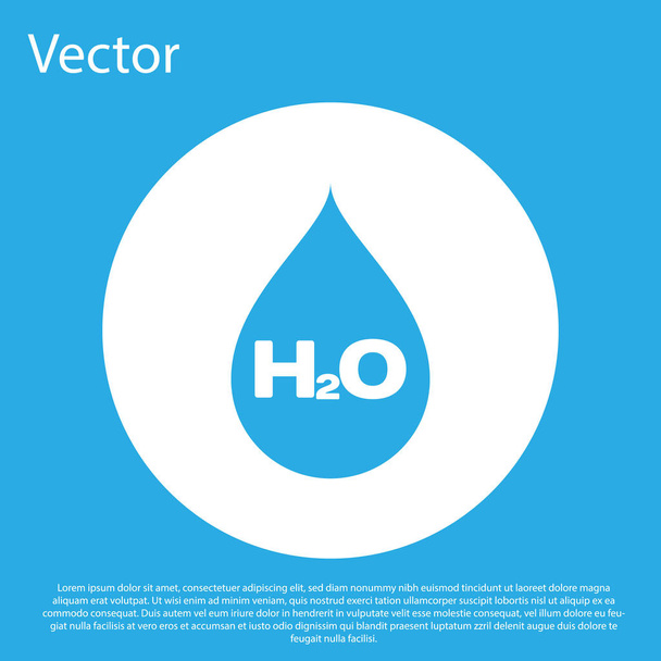 Синя крапля води з піктограмою H2O, ізольованою на синьому фоні. Формулою для води. Кнопка "білий круг". Плоский дизайн. Векторна ілюстрація - Вектор, зображення