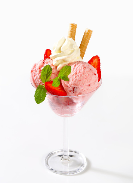 Клубничное мороженое
 - Фото, изображение