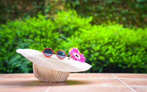 Beach hat with sunglasses and gerbera daisy flowers - Zdjęcie, obraz