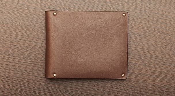 leather purse on wood background - Foto, afbeelding