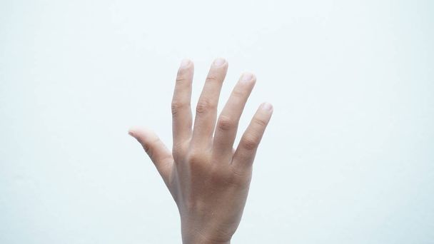 Vista de cerca de la mano masculina sobre fondo claro
 - Foto, imagen