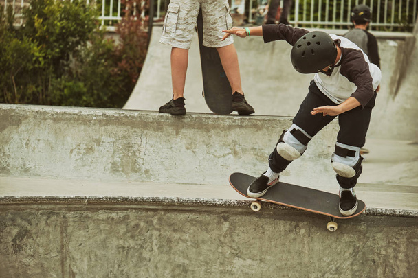 jovem menino jogando skate e fazendo truques no parque de skate em Milão
. - Foto, Imagem
