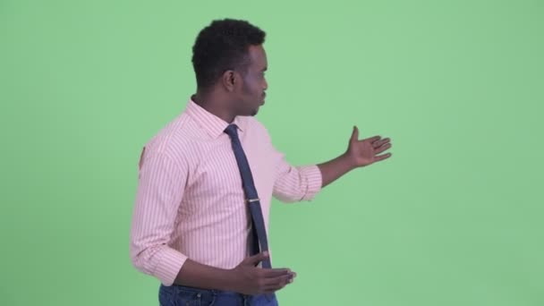 Happy young African businessman vlogging and talking to camera - Filmagem, Vídeo
