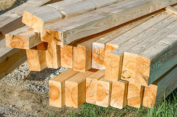 bearbeitete Holzstäbe in loser Schüttung verlegt und für den Bau vorbereitet - Foto, Bild