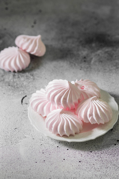 Růžové meringue. Francouzský dezert. Na šedý stůl - Fotografie, Obrázek