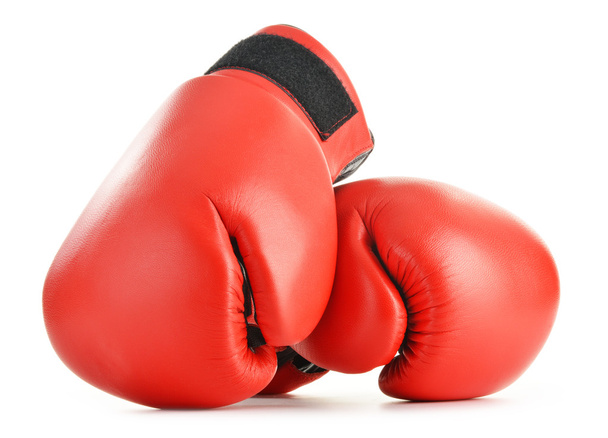 Ζεύγος από κόκκινα δερμάτινα γάντια πυγμαχίας που απομονώνονται σε λευκό - Φωτογραφία, εικόνα