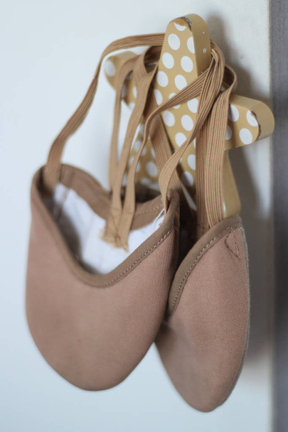 beyaz arka plan üzerinde asılı kahverengi ayak ayakkabı yakın - Fotoğraf, Görsel