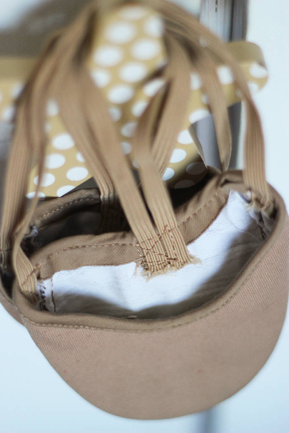 primer plano de zapatos de punta marrón colgando sobre fondo blanco
 - Foto, Imagen