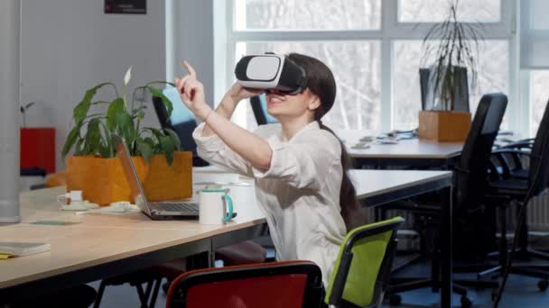 Happy young businesswoman smiling to the camera, using 3d vr glasses - Кадры, видео