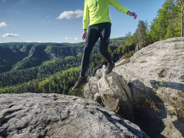 登山道の自然の中でスポーツアスリートランナーの男 - 写真・画像