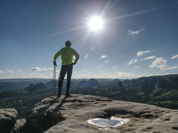 Sport athlète coureur homme en montagne sentier nature
 - Photo, image