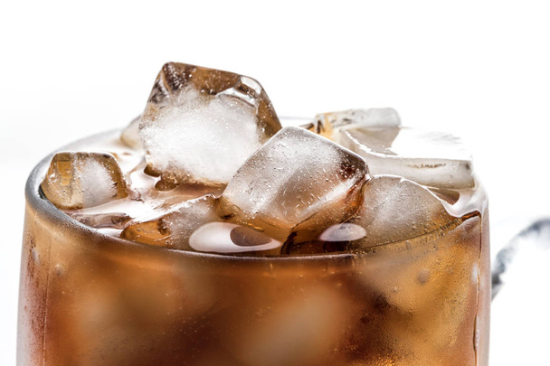 Cokes en ijs in een glas - Foto, afbeelding