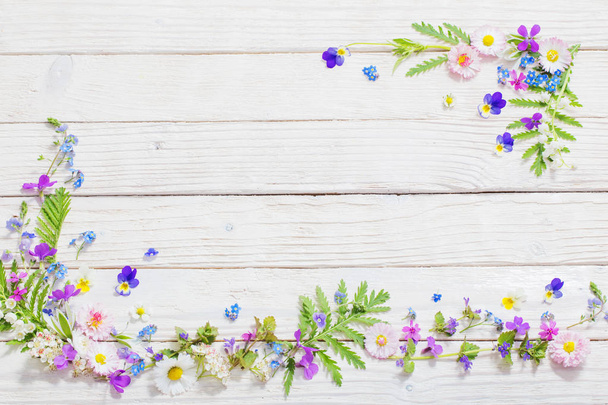 beautiful flowers on wooden background - Foto, Imagen