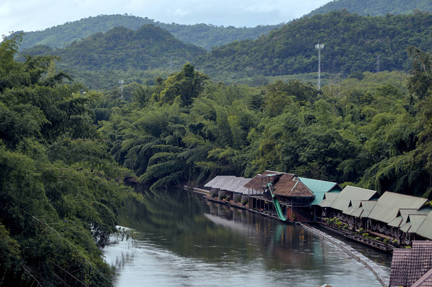 Beaucoup de maison en bois flottant sur la rivière
 - Photo, image
