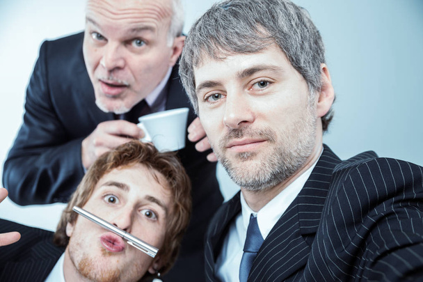 Retrato de un hombre de negocios serio con colegas
 - Foto, Imagen