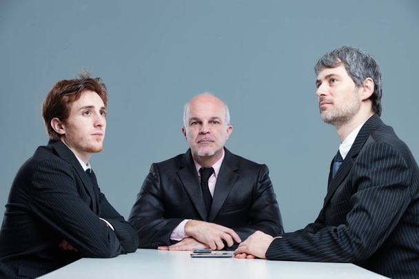 Τρεις βαριεστημένοι επιχειρηματίες σε μια συνάντηση - Φωτογραφία, εικόνα