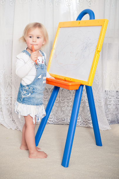 Girl draws on the board - 写真・画像