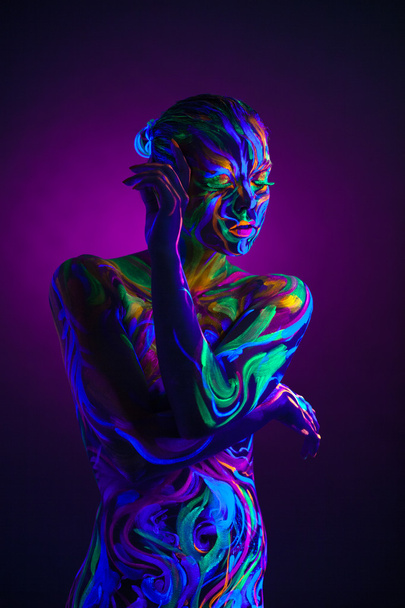 σεξουαλική χορεύτρια ποζάρει με uv μοτίβο στο σώμα - Φωτογραφία, εικόνα