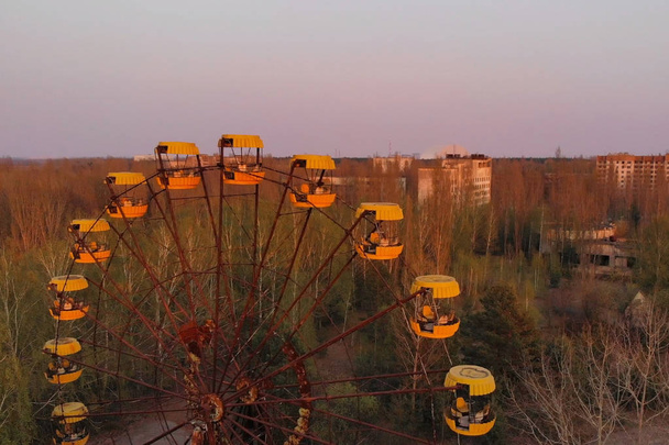 Έρημο πάρκο ψυχαγωγίας στην πόλη Pripyat. - Φωτογραφία, εικόνα