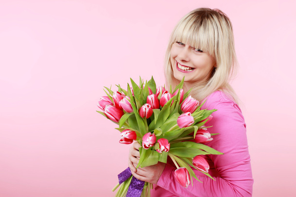 Boldog asszony mosolygó tulipán virág csokor - Fotó, kép