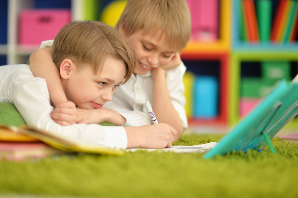 Два мальчика читают
 - Фото, изображение